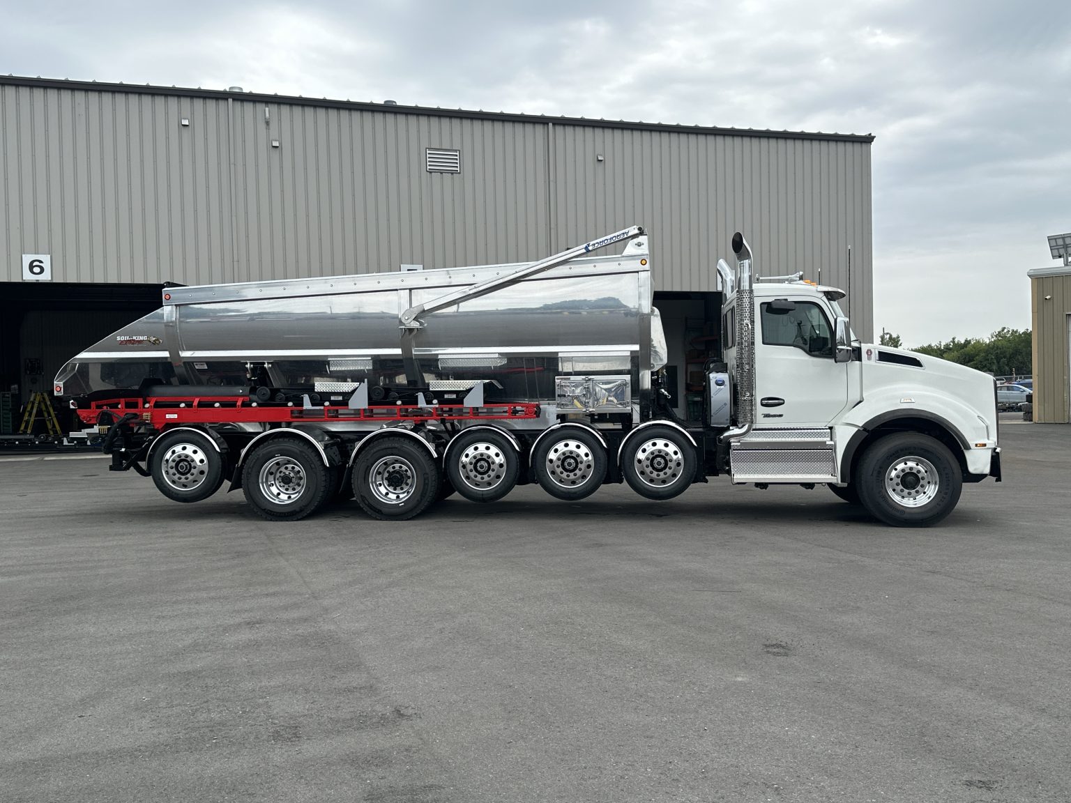 Three-Z's slinger truck and material-placement conveyor